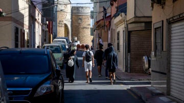 Numerosos migrantes se refugian en las calles del barrio ceut&iacute; de Had&uacute;