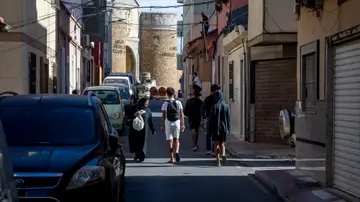 Numerosos migrantes se refugian en las calles del barrio ceutí de Hadú Numerosos migrantes se refugian en las calles del barrio ceutí de Hadú
