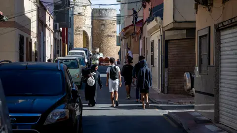Numerosos migrantes se refugian en las calles del barrio ceutí de Hadú Varias personas en las calles del barrio de San José-Hadú, a 29 de agosto de 2026, en Ceuta (España). Casi un mes después de la entrada masiva a nado de migrantes por la frontera de El Tarajal, muchos de ellos han encontrado refugio en las calles del barrio de Hadú, donde hacen vida y pernoctan. 29 AGOSTO 2026 CRISIS MIGRATORIA Marcos Moreno / Europa Press 29/08/2026