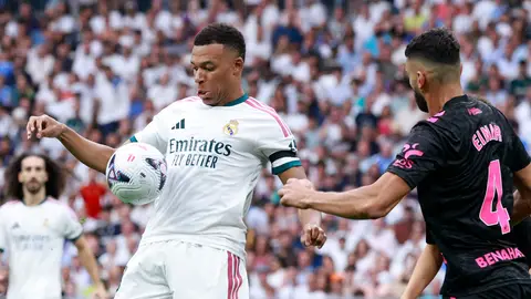 Mbappé controla un balón Mbappé controla un balón