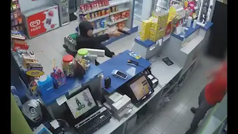 Detenidos tres jóvenes en Murcia que atracaron a punta de pistola hasta en tres ocasiones la misma gasolinera Detenidos tres jóvenes en Murcia que atracaron a punta de pistola hasta en tres ocasiones la misma gasolinera