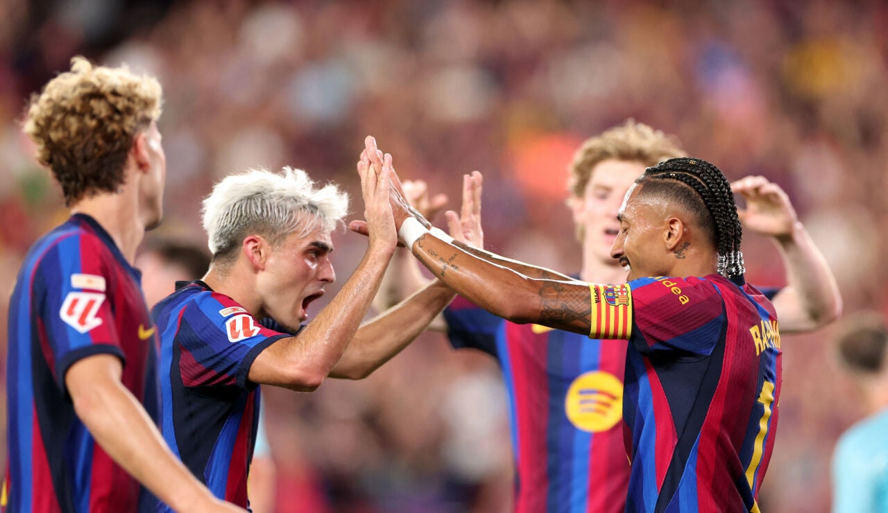 Pedri y Raphinha celebran un gol ante el Athletic en el Camp Nou
