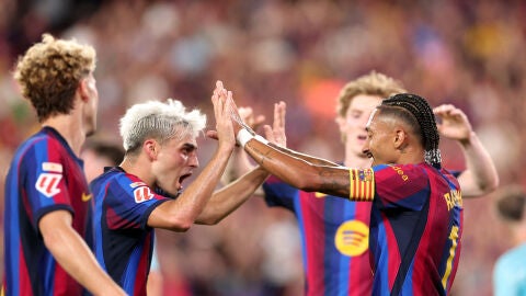 Pedri y Raphinha celebran un gol ante el Athletic en el Camp Nou