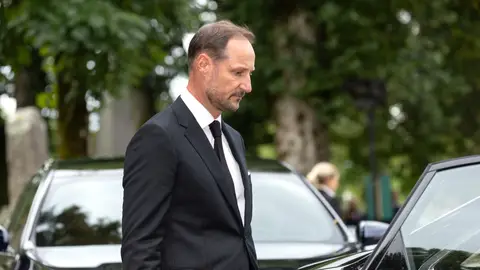 El rey Haakon VIII llegando a la misa de Harald V El rey Haakon VIII llegando a la misa de Harald V