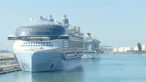 Cruceros en el puerto de Barcelona Cruceros en el puerto de Barcelona