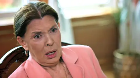 Una llamada del médico desata el pánico entre los Korhan: Halis será operado de urgencia Una llamada del médico desata el pánico entre los Korhan: Halis será operado de urgencia