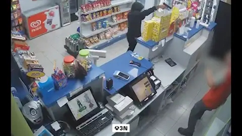 Detenidos tres jóvenes en Murcia por atracar a punta de pistola hasta en tres ocasiones la misma gasolinera Detenidos tres jóvenes en Murcia por atracar a punta de pistola hasta en tres ocasiones la misma gasolinera