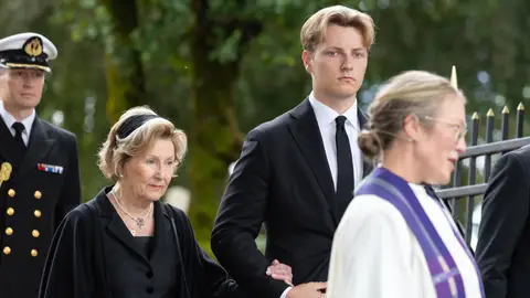 La reina Sonia y su nieto, el príncipe Sverre Magnus, en la misa de Harald V La reina Sonia y su nieto, el príncipe Sverre Magnus, en la misa de Harald V