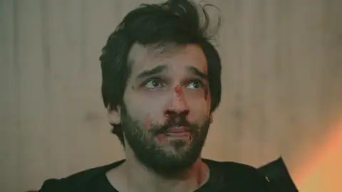 Ferit secuestra y tortura a Tarik para obligarle a confesar dónde está su hija Ferit secuestra y tortura a Tarik para obligarle a confesar dónde está su hija