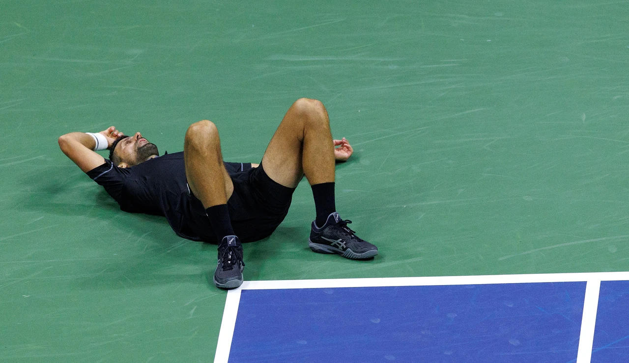 Novak Djokovic, tendido en el suelo de la Arthur Ashe