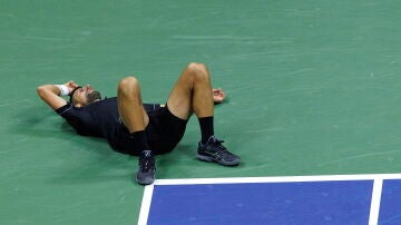 Novak Djokovic, tendido en el suelo de la Arthur Ashe