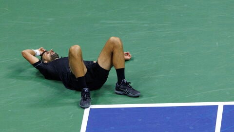 Novak Djokovic, tendido en el suelo de la Arthur Ashe