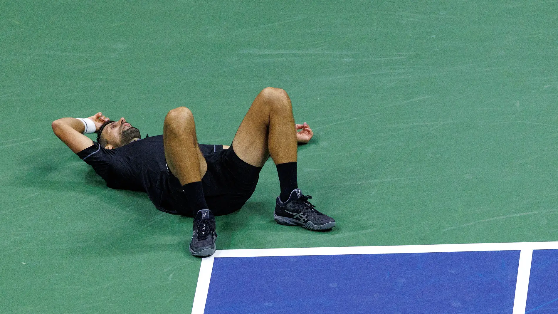 Novak Djokovic, tendido en el suelo de la Arthur Ashe Novak Djokovic, tendido en el suelo de la Arthur Ashe