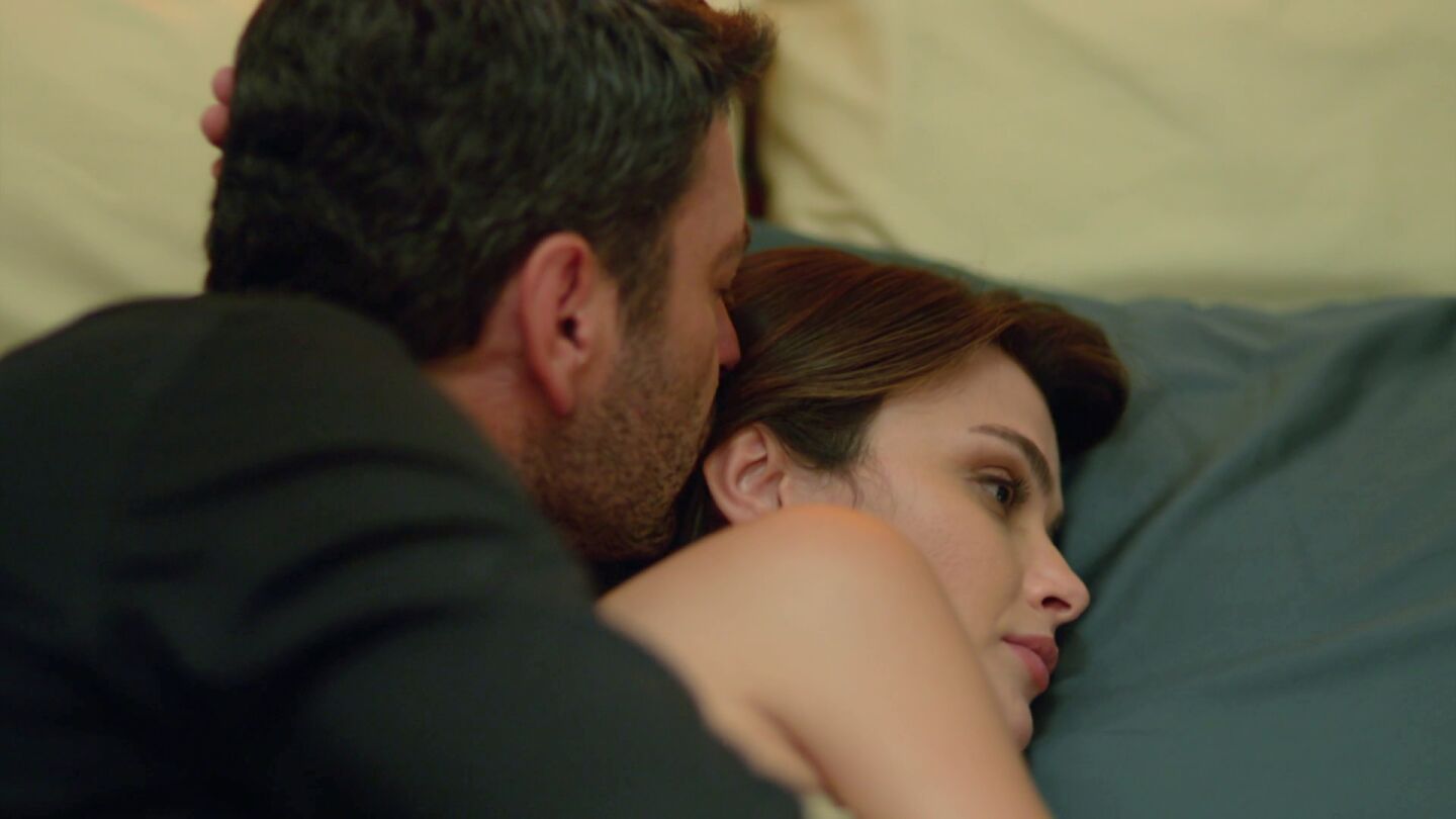 Cihan y Alya se quedan solos en un hotel y la noche termina de la forma m&aacute;s rom&aacute;ntica