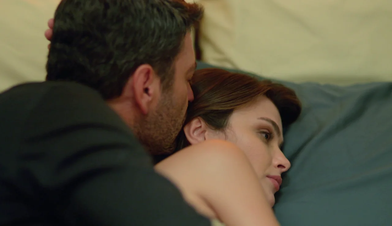 Cihan y Alya se quedan solos en un hotel y la noche termina de la forma más romántica