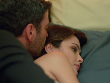 Cihan y Alya se quedan solos en un hotel y la noche termina de la forma m&aacute;s rom&aacute;ntica
