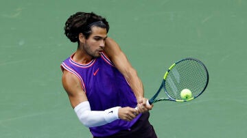 Carlos Alcaraz durante un partido de exhibici&oacute;n en el US Open