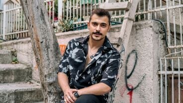 Dogac Yıldız es Mustafa Candan, el hermano leal y protector de Ebru y Zeynep