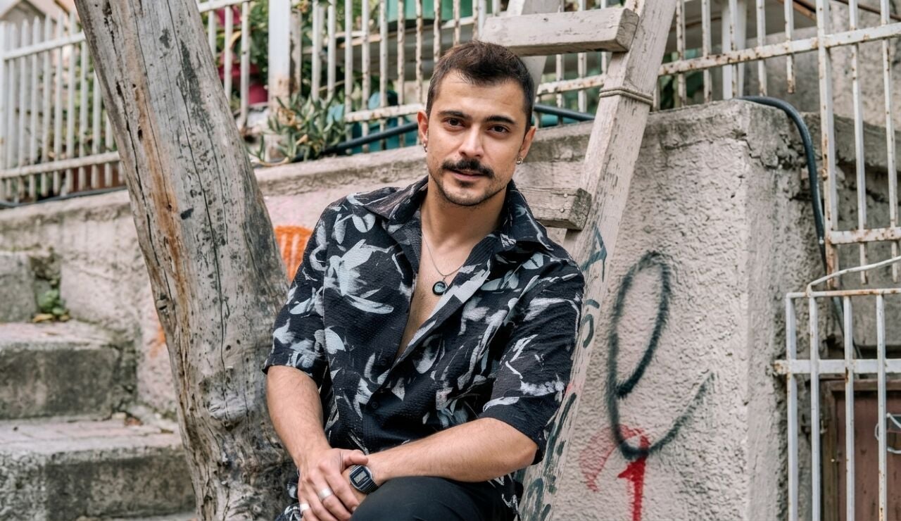 Dogac Yıldız es Mustafa Candan, el hermano leal y protector de Ebru y Zeynep