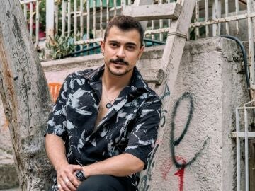 Dogac Yıldız es Mustafa Candan, el hermano leal y protector de Ebru y Zeynep