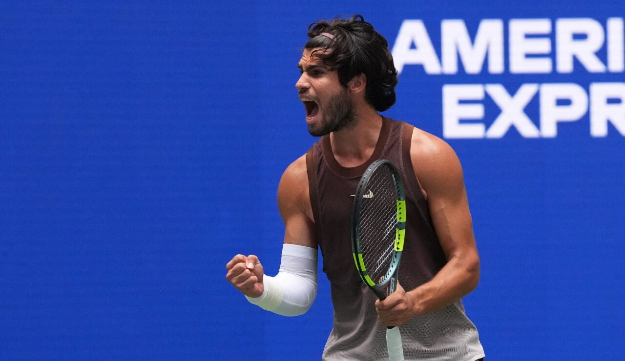 Alcaraz celebra un punto ante Safiullin en el US Open