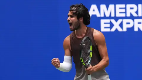 Alcaraz celebra un punto ante Safiullin en el US Open Alcaraz celebra un punto ante Safiullin en el US Open