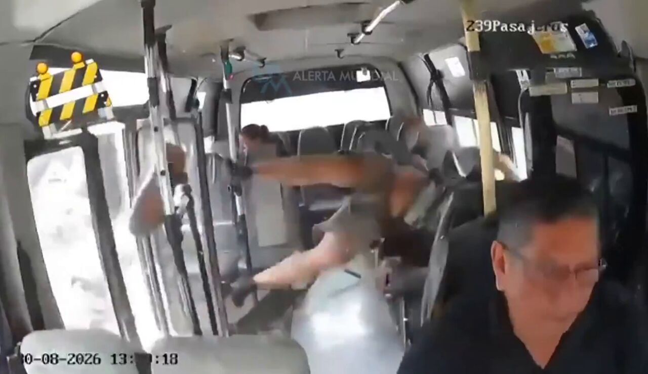 Motorista se estampa con el autob&uacute;s en Colombia.