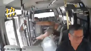 Motorista se estampa con el autobús en Colombia. Motorista se estampa con el autobús en Colombia.