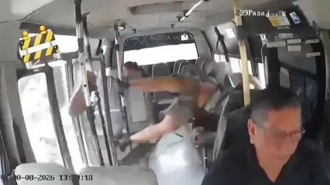 Motorista se estampa con el autobús en Colombia. Motorista se estampa con el autobús en Colombia.