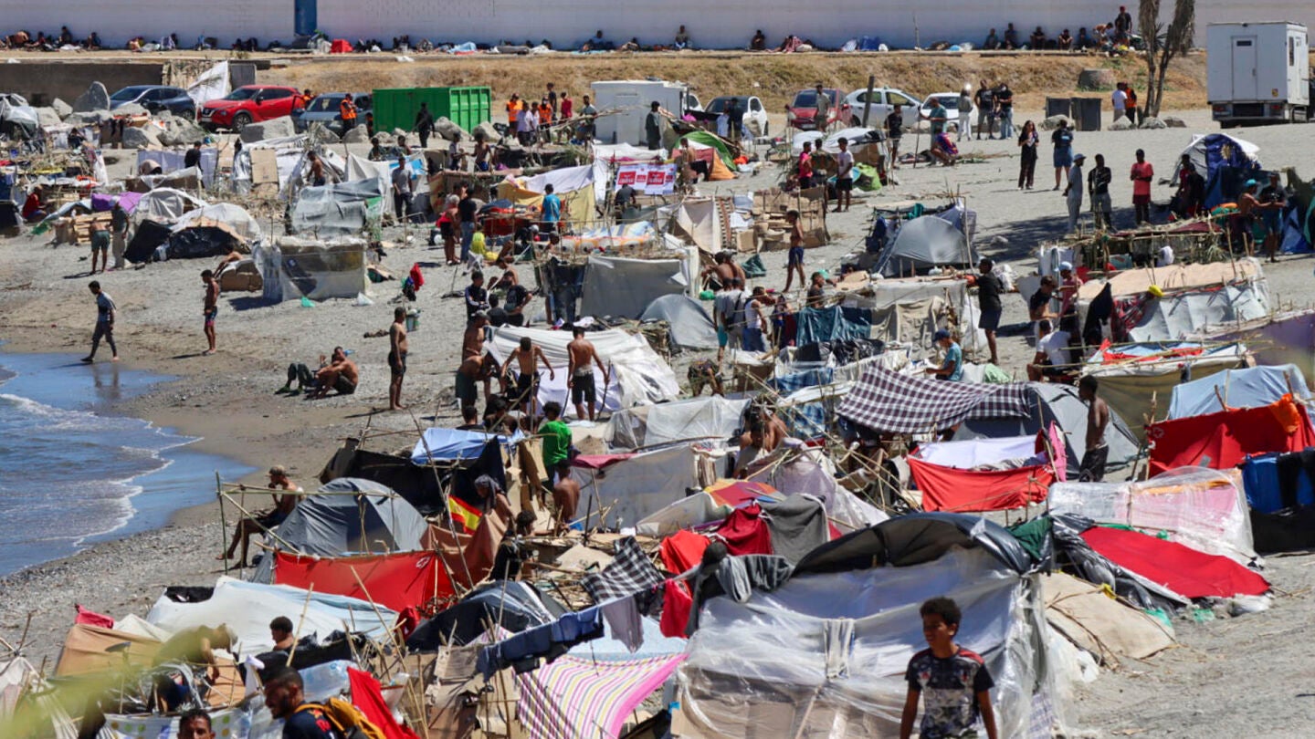 Campamento de inmigrantes en la playa del Trampol&iacute;n de Ceuta