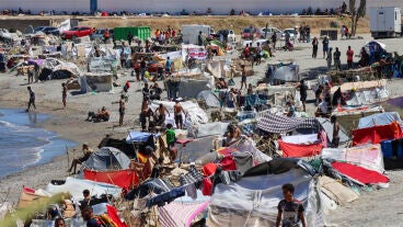 Campamento de inmigrantes en la playa del Trampol&iacute;n de Ceuta