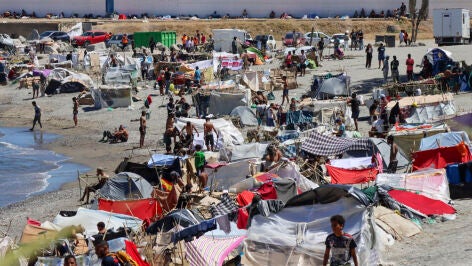 Campamento de inmigrantes en la playa del Trampol&iacute;n de Ceuta