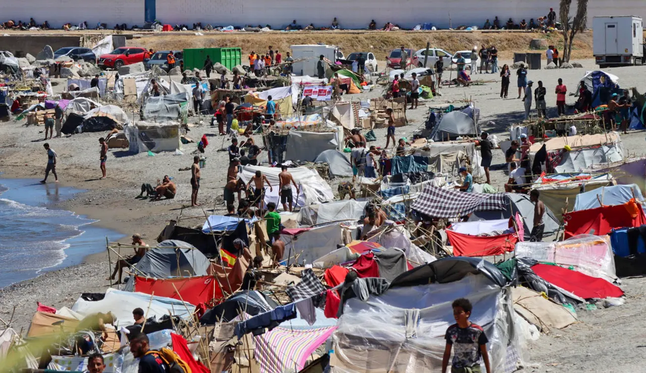 Campamento de inmigrantes en la playa del Trampolín de Ceuta