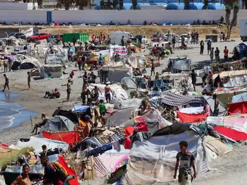 Campamento de inmigrantes en la playa del Trampolín de Ceuta Campamento de inmigrantes en la playa del Trampolín de Ceuta