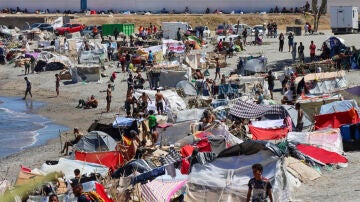 Campamento de inmigrantes en la playa del Trampol&iacute;n de Ceuta