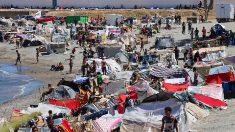 Campamento de inmigrantes en la playa del Trampol&iacute;n de Ceuta