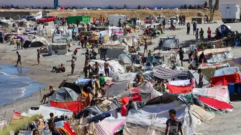Campamento de inmigrantes en la playa del Trampolín de Ceuta Campamento de inmigrantes en la playa del Trampolín de Ceuta