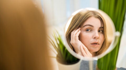 Mujer mirándose al espejo