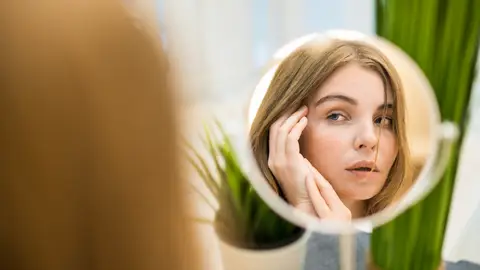 Mujer mirándose al espejo Mujer mirándose al espejo