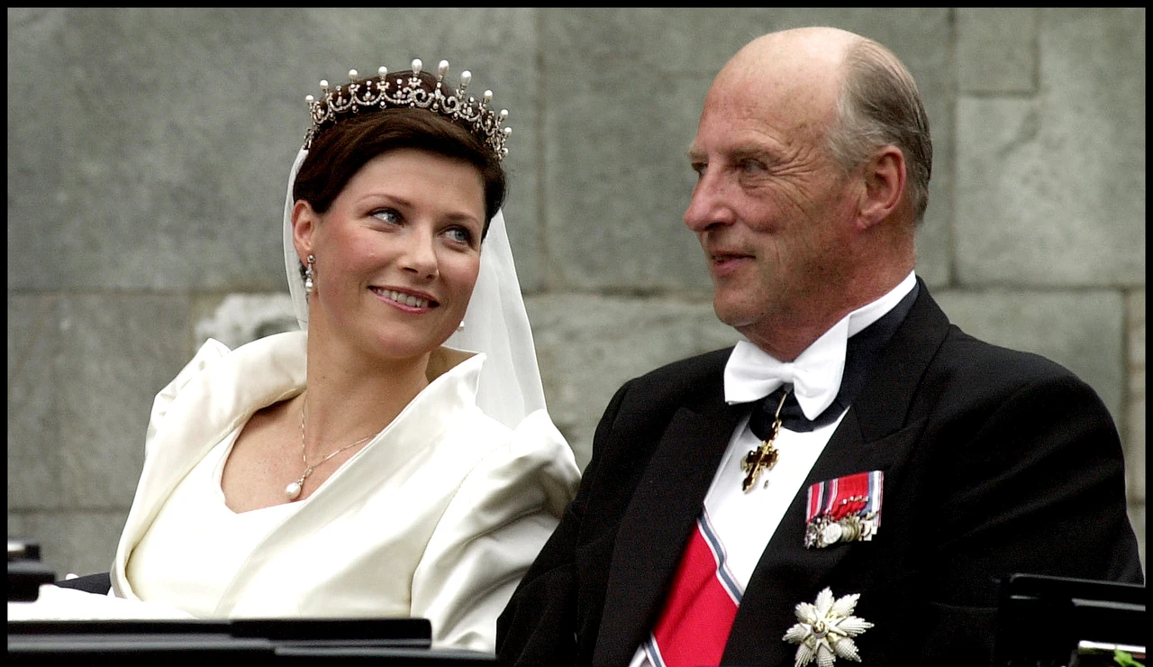 Marta Luisa, junto a su padre el rey Harald, en su primera boda