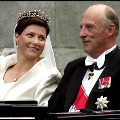 Marta Luisa, junto a su padre el rey Harald, en su primera boda