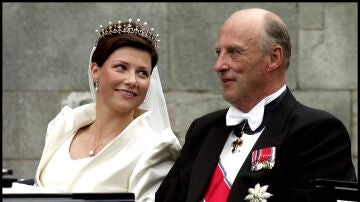 Marta Luisa, junto a su padre el rey Harald, en su primera boda