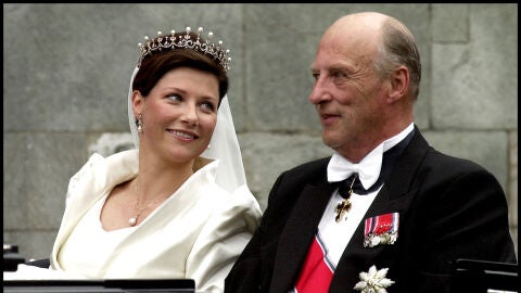 Marta Luisa, junto a su padre el rey Harald, en su primera boda