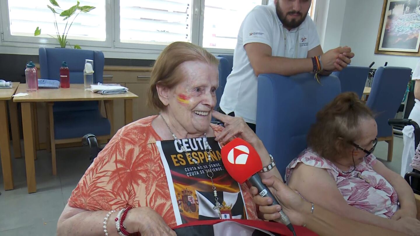 Los ancianos ceut&iacute;es alientan a una ciudad que no se rinde