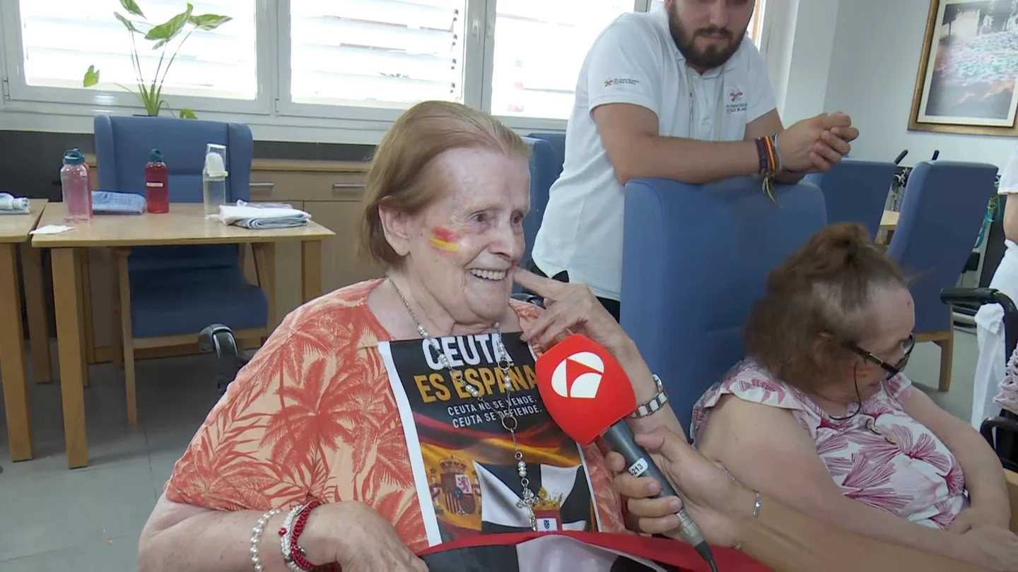 Los ancianos ceutíes alientan a una ciudad que no se rinde Los ancianos ceutíes alientan a una ciudad que no se rinde