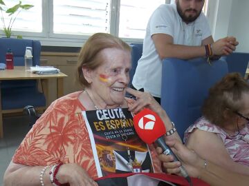 Los ancianos ceut&iacute;es alientan a una ciudad que no se rinde