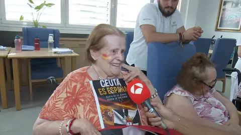 Los ancianos ceutíes alientan a una ciudad que no se rinde Los ancianos ceutíes alientan a una ciudad que no se rinde