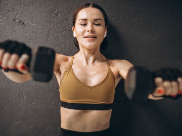Mujer haciendo ejercicio con mancuernas