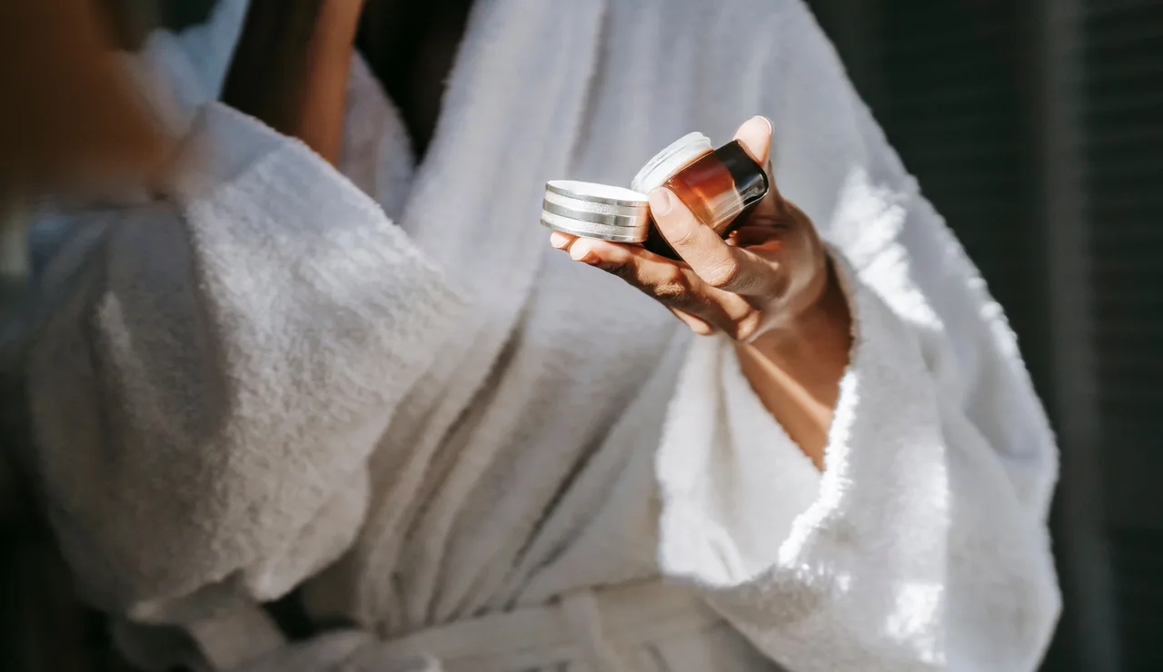 Mujer con un cosmético en la mano