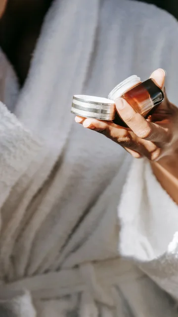 Mujer con un cosmético en la mano Mujer con un cosmético en la mano